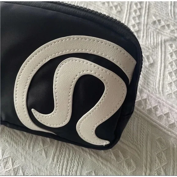 Hard-to-Find 1L Lululemon Black with Large White Logo Belt Bag BRAND NEW